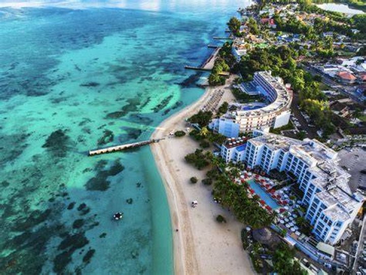 Holiday Inn Unspree All Inclusive Resort in Montego Bay: Your Ultimate Caribbean Escape