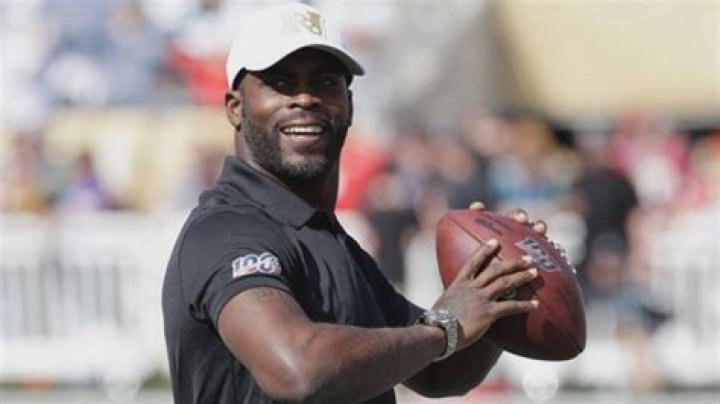 Mike Vick: The Controversial NFL Star and His Journey Through Triumph and Turbulence